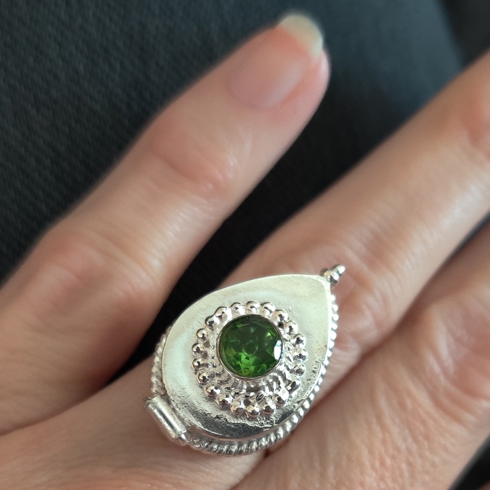💍Peridot poison ring set in sterling silver